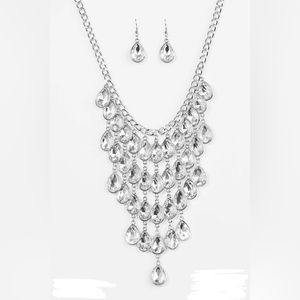 ❣️Long white teardrop rhinestones “ The Shane” 2017 Zi collection necklace❣️